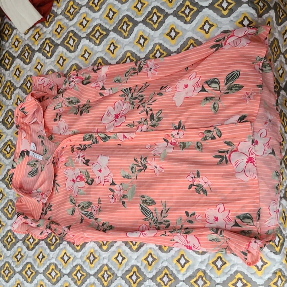 Elle, pink floral tank/t-shirt, size small, never worn